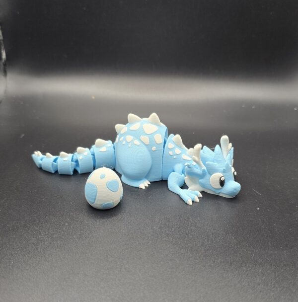 Draak met ei blauw