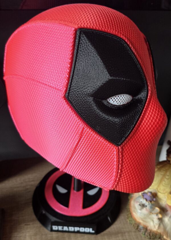 Deadpool masker op standaard - Afbeelding 2
