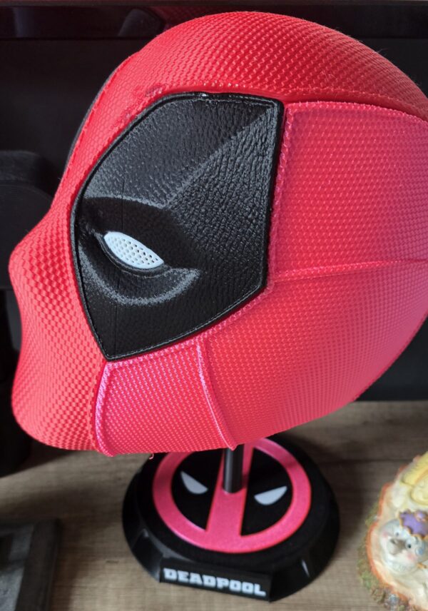 Deadpool masker op standaard - Afbeelding 3